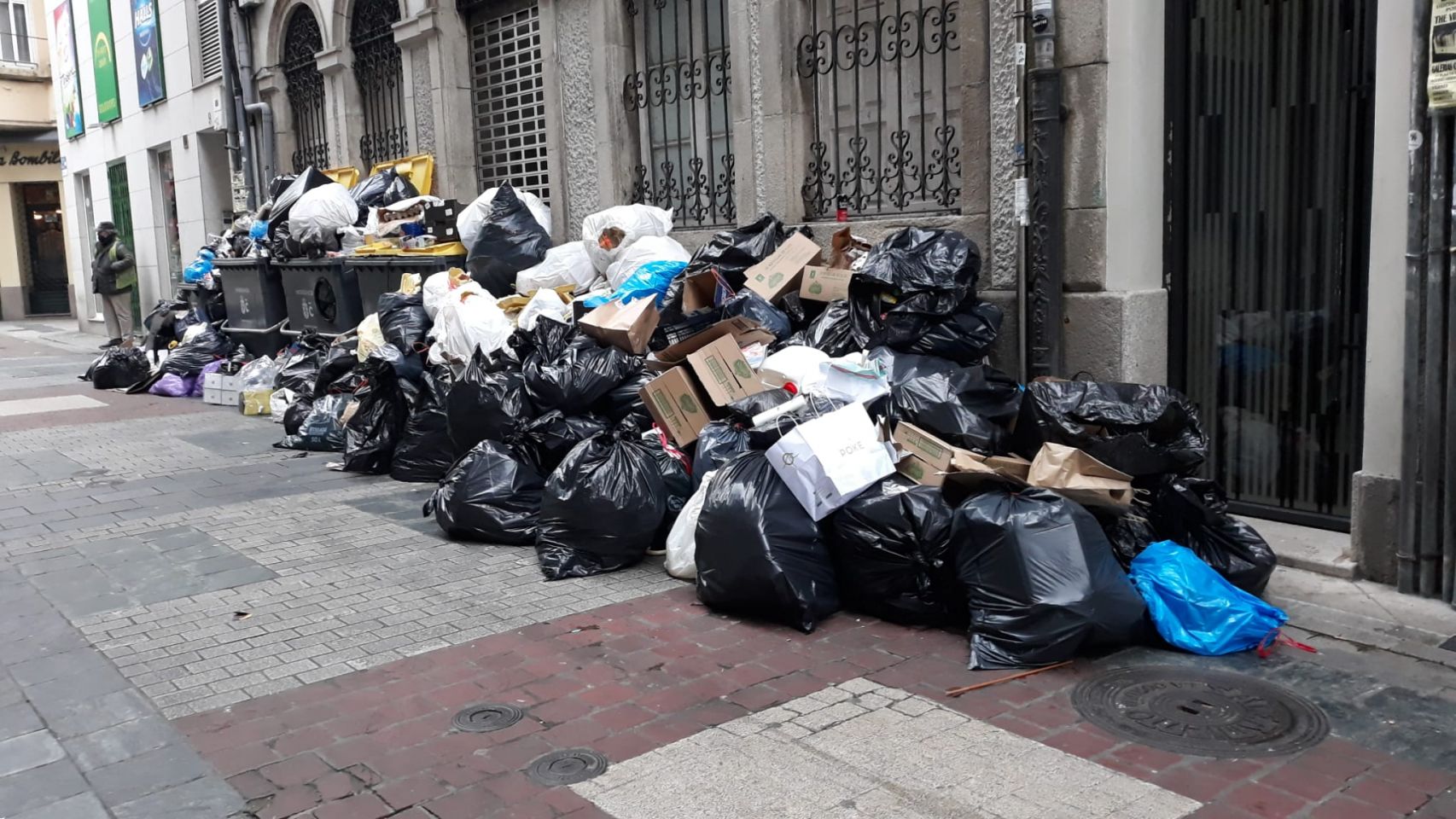 Basura acumulada en la calle Galera