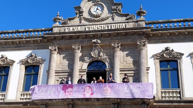 Colocación de la pancarta del 8M 2022 en el Concello de Pontevedra.