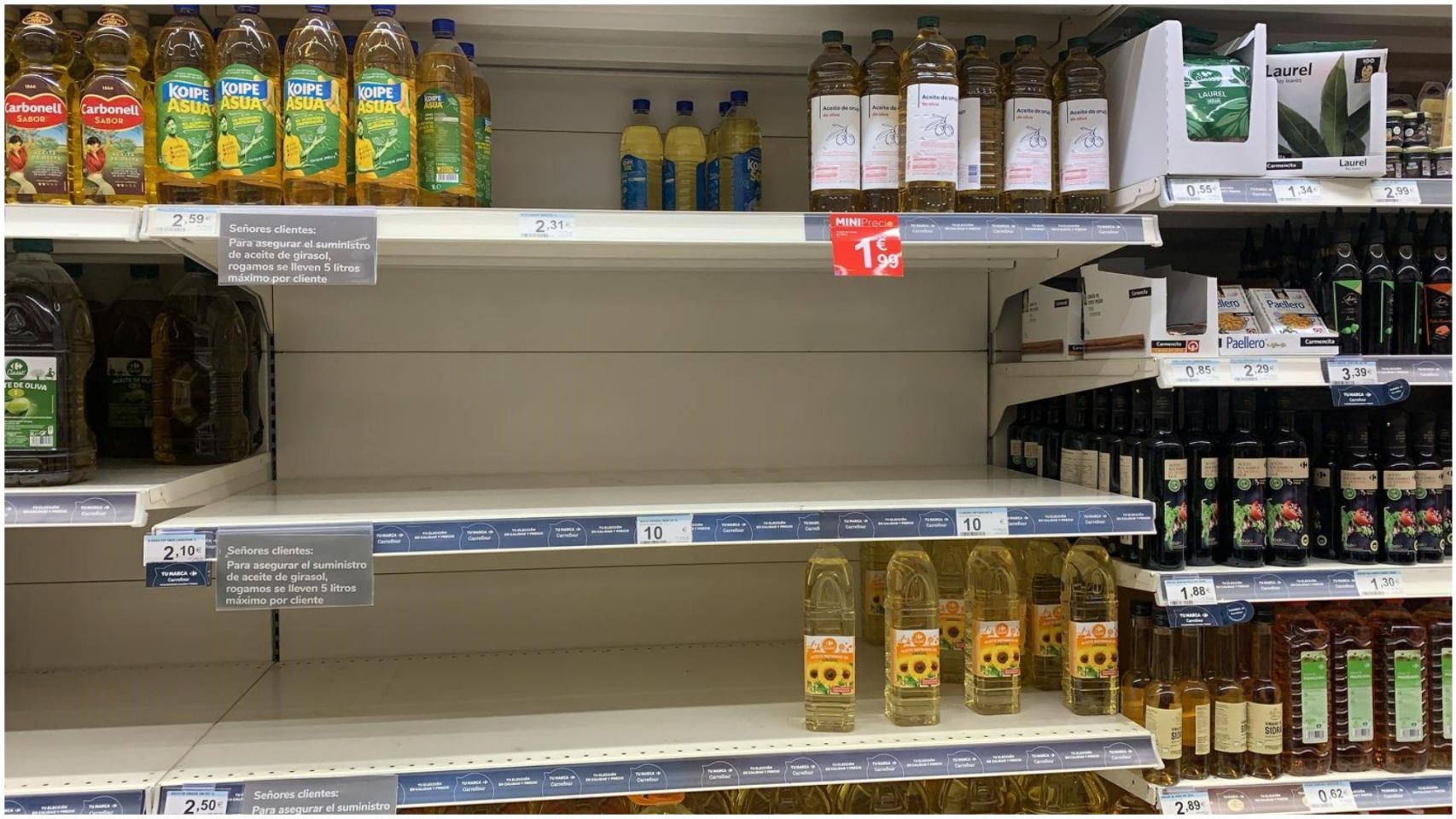 Las estanterías de aceite de girasol en un supermercado Carrefour de Santiago.