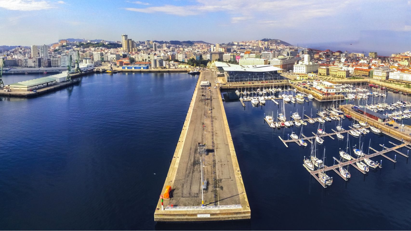 El Puerto de A Coruña sigue trabajando en la apertura de sus muelles 