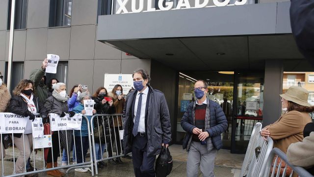 El único investigado por la desaparición y muerte de Déborah Fernández-Cervera, Pablo P.S-L. (derecha), a su salida tras comparecer en el juzgado de Tui.