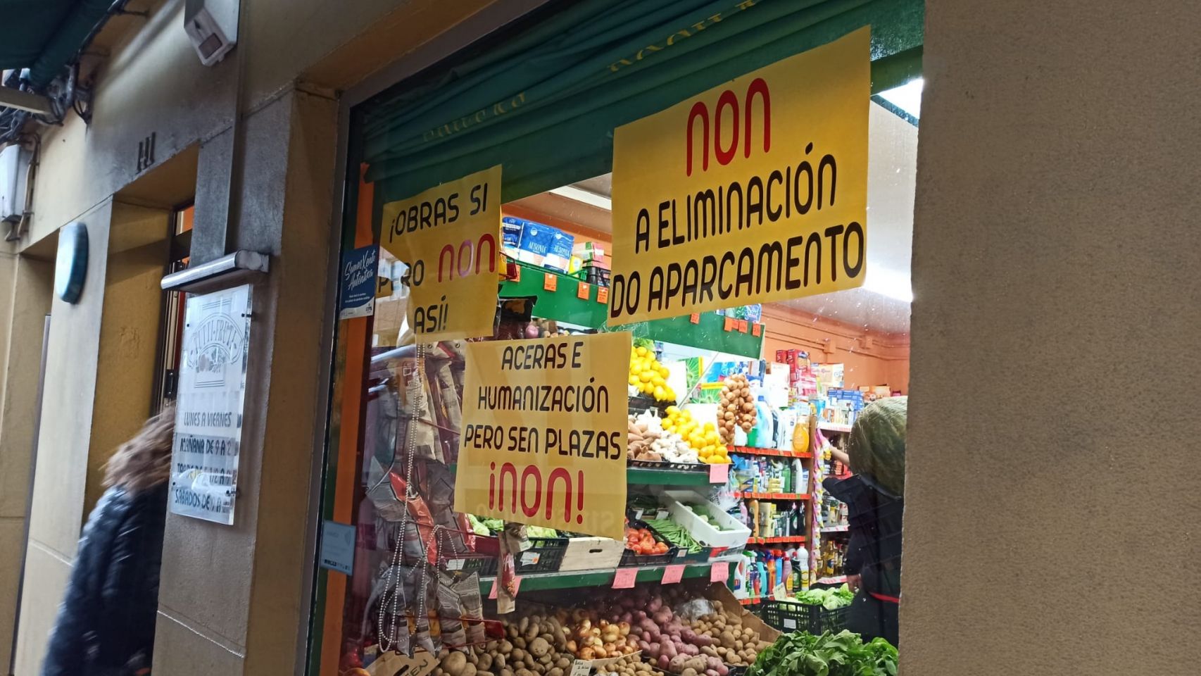 Uno de los comercios de Vilaboa, en Culleredo (A Coruña), en contra de la humanización de la avenida principal.