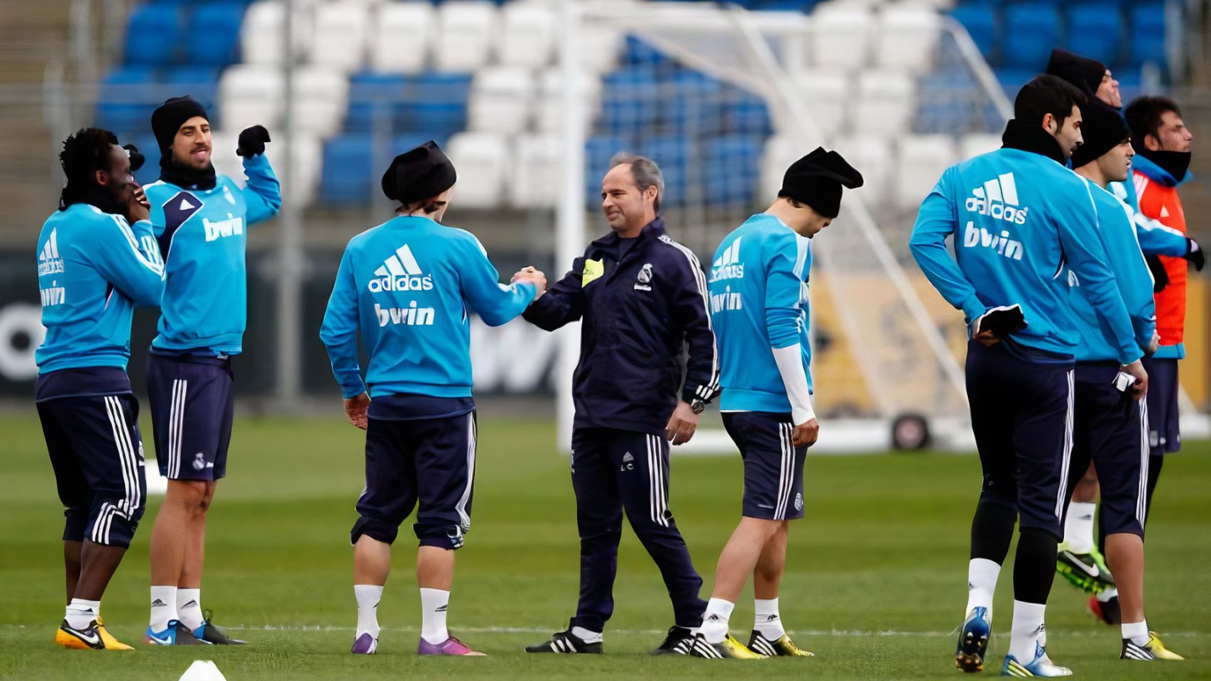 Luis Campos saludando a Modric en su etapa en el Real Madrid.