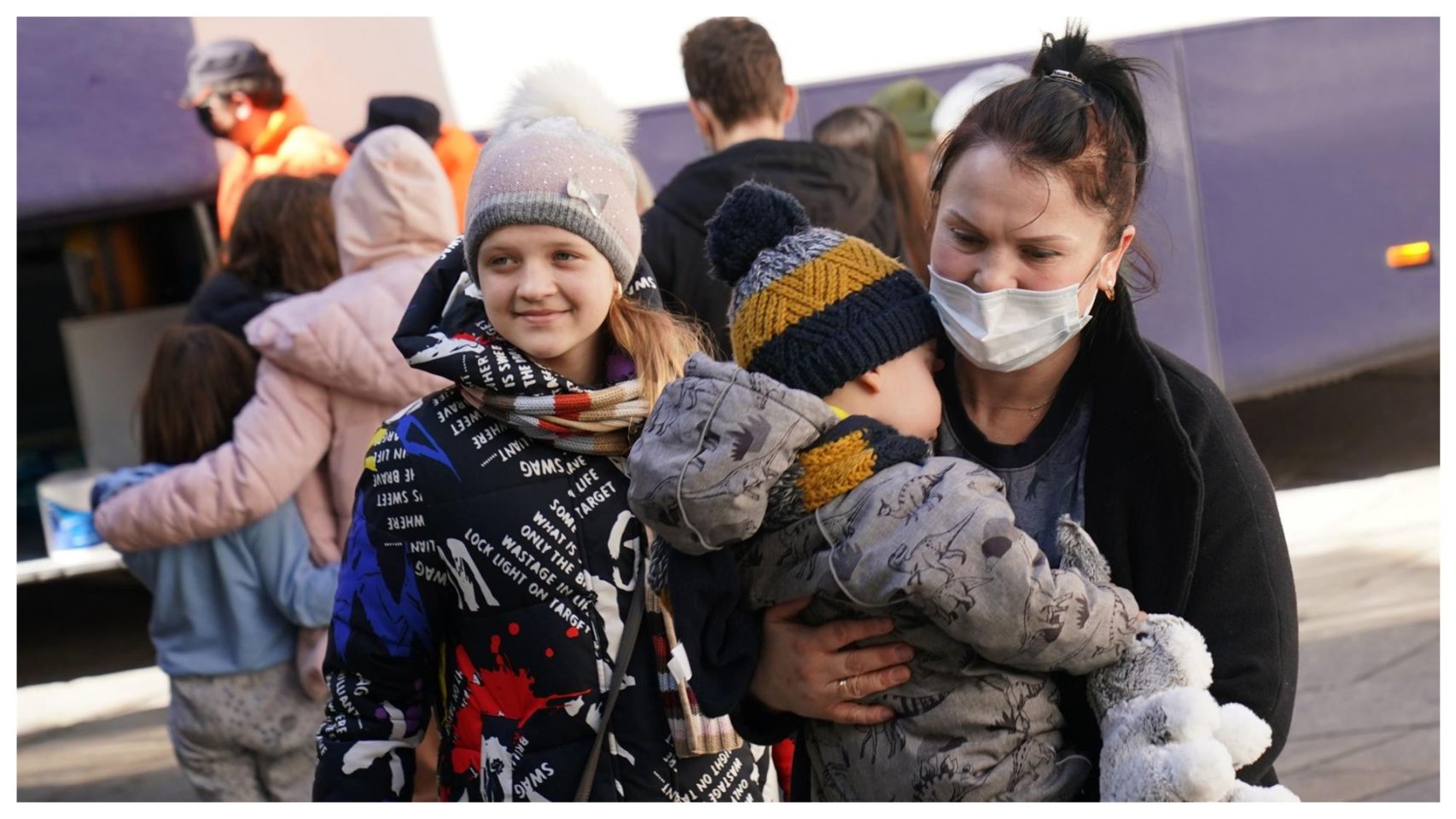 Refugiados ucranianos a su llegada a Santiago.