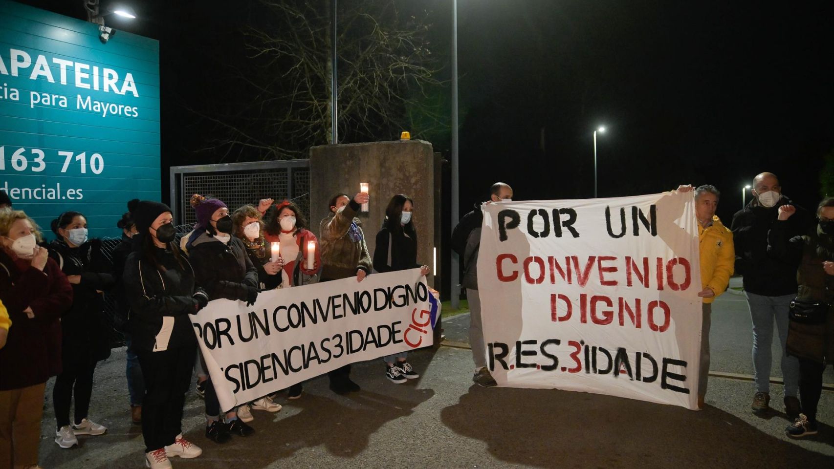 Un grupo de personas del personal del comité de la residencia Caser de A Zapateira participa en una concentración