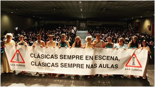 Cartel de S.O.S. Clásicas tras una representación teatral en Lugo.