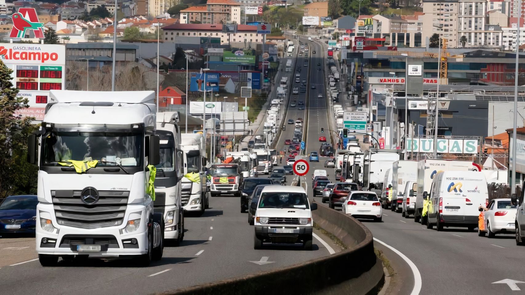 Unos 200 camiones desfilan por Vigo la huelga de transporte, en una foto de archivo.