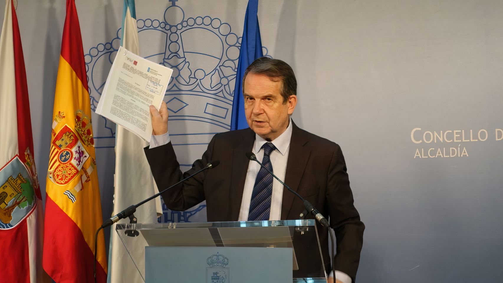 Abel Caballero mostrando el convenio por el IES  de Navia enviado a la Xunta en marzo de 2022.