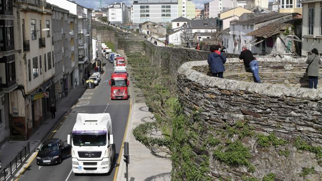 Varios camiones bajan por la Ronda da Muralla en Lugo, en una marcha lenta celebrada el pasado 22 de marzo.