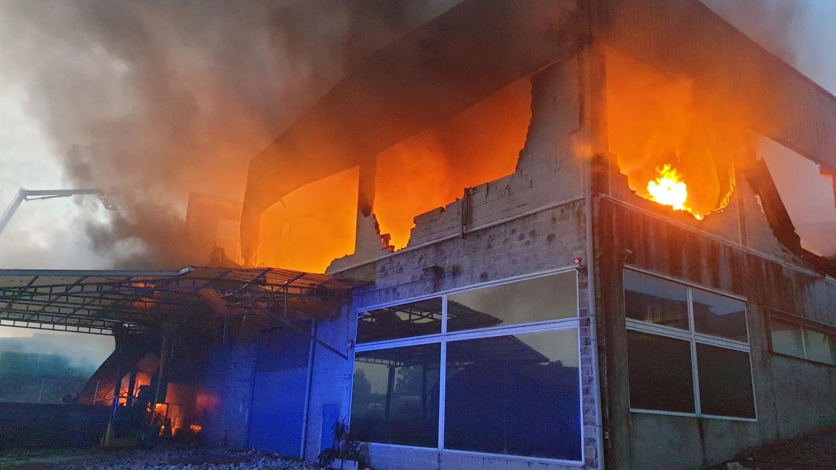 Incendio de una nave industrial en Mos (Pontevedra).
