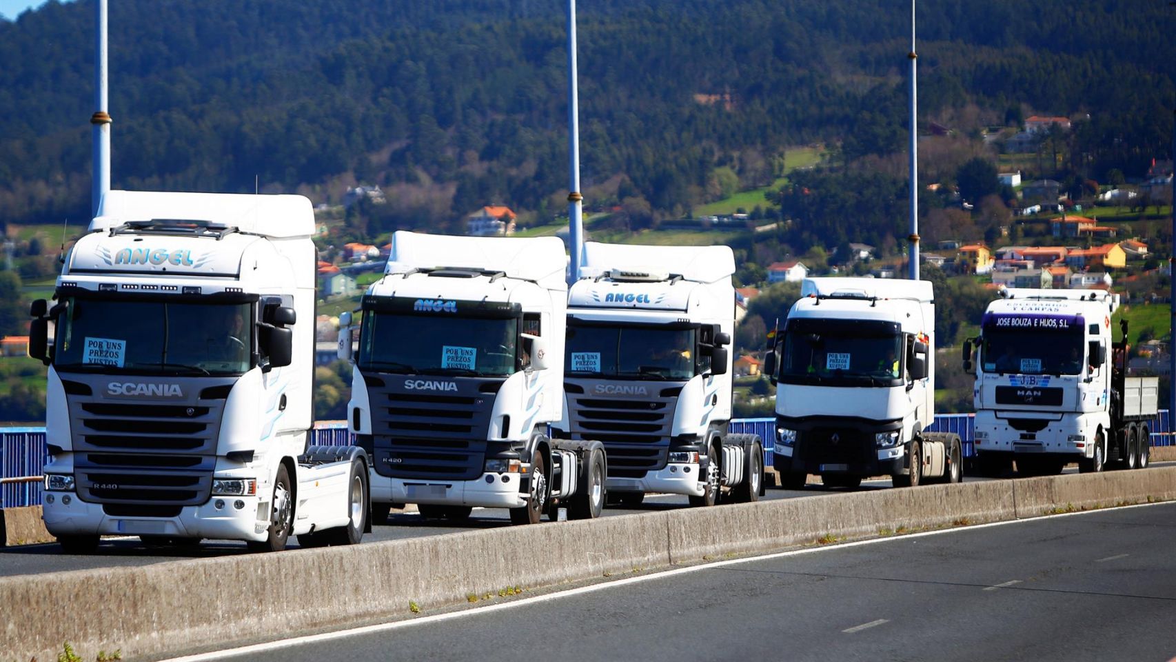 Varios camiones en una marcha a la entrada de Ferrol en una foto de archivo.
