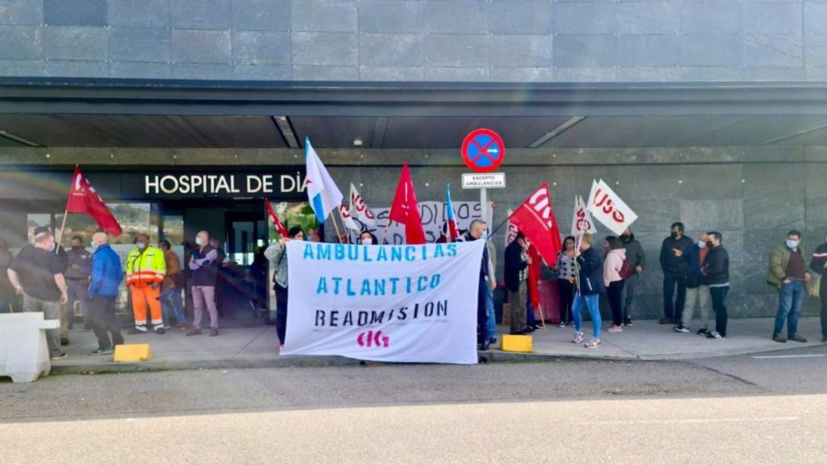 Unos 50 trabajadores protestan en Vigo por los "incumplimientos" de Ambulancias do Atlántico.