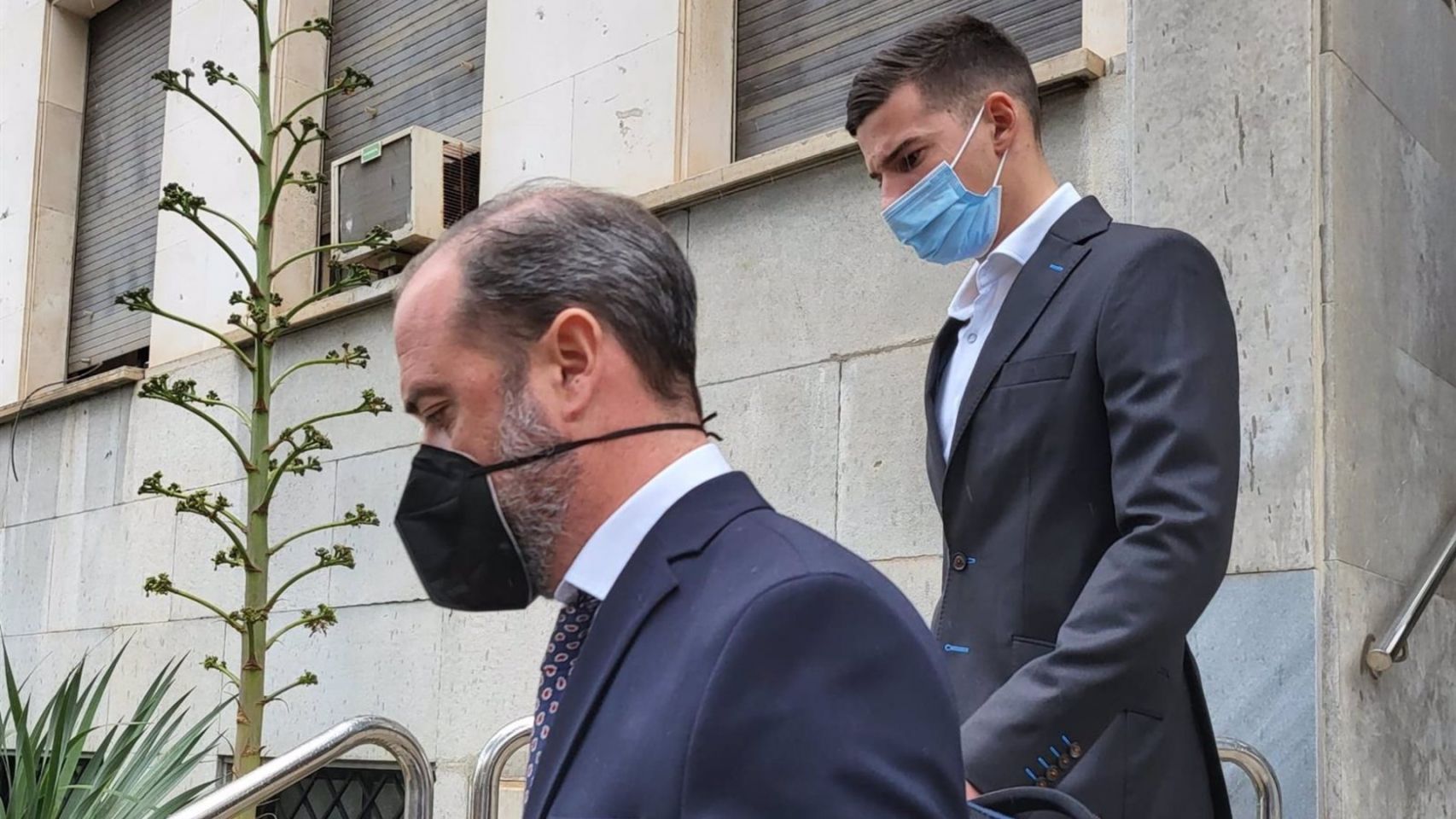 Santi Mina abandona la Audiencia de Almería tras concluir la segunda sesión del juicio, en marzo de 2022.