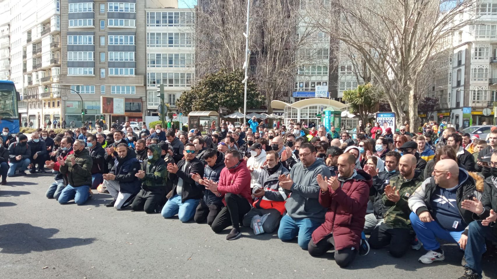 Trabajadores de las auxiliares de la refinería de A Coruña se manifiestan a las puertas de la Delegación del Gobierno.