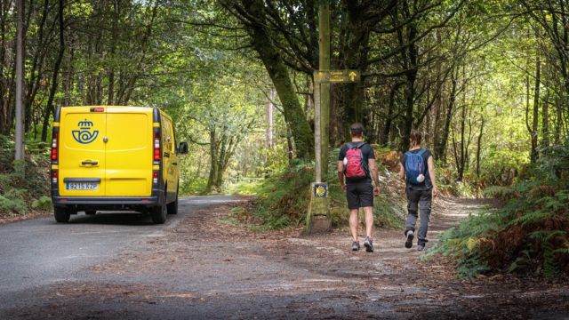 Correos podrá llevar de etapa en etapa el equipaje de peregrinos en el  Camino de Santiago