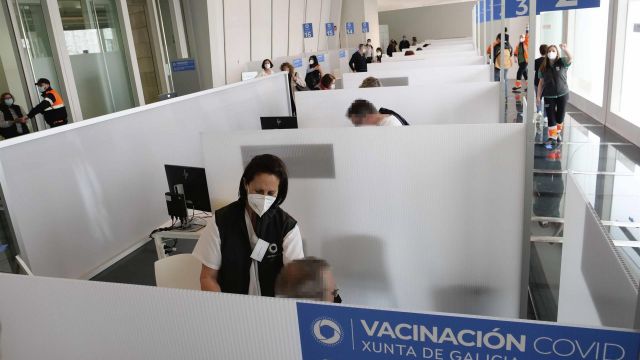 Dispositivo de vacunación contra la Covid-19 habilitado en la Cidade da Cultura en Santiago de Compostela.