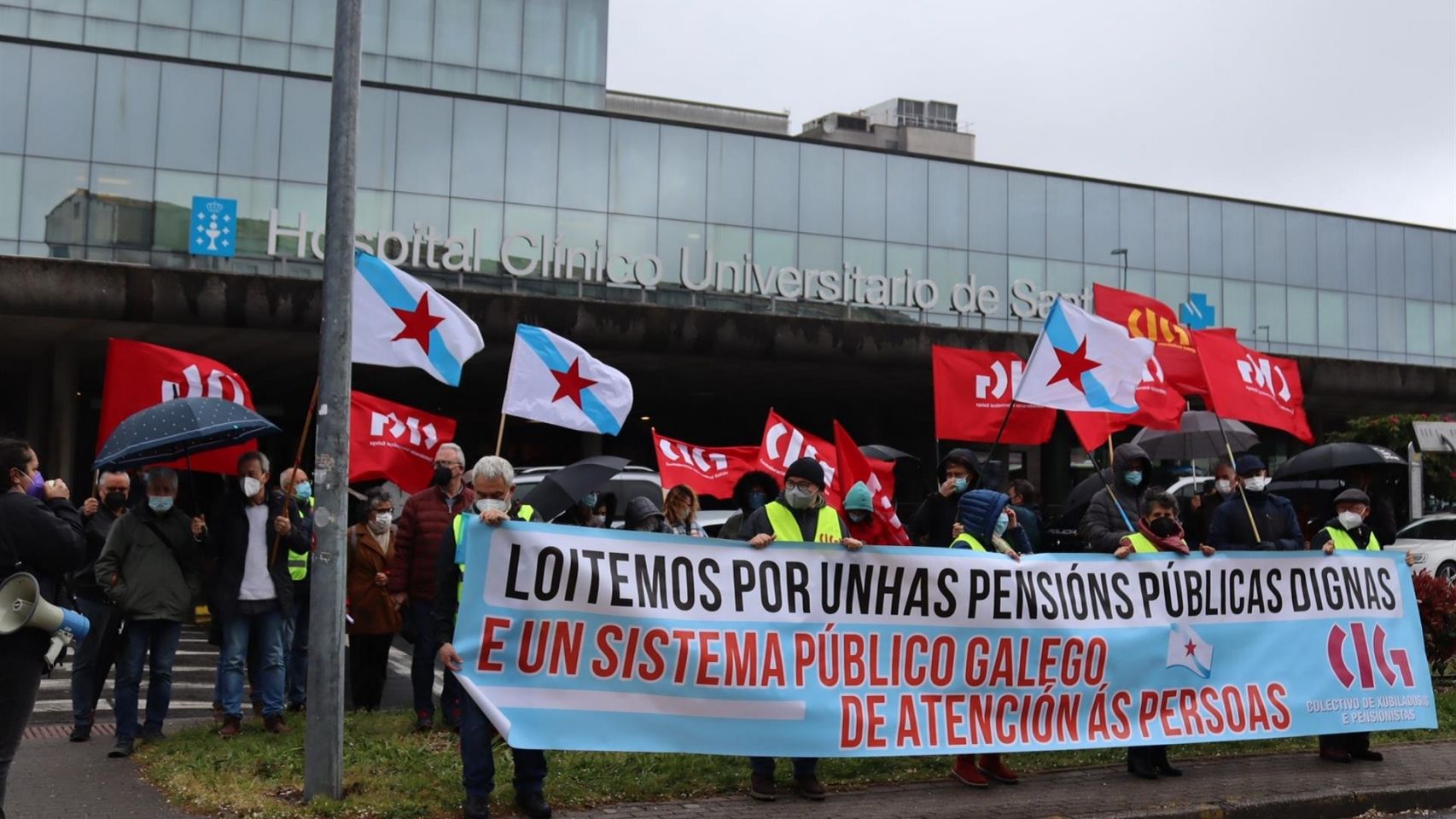 Colectivo de personas jubiladas y pensionistas de la CIG se movilizan en defensa de las pensiones y contra los "abusos de la banca".
