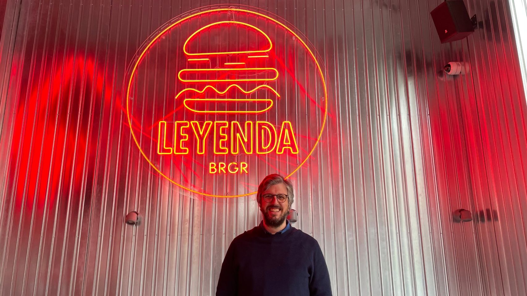 Alberto Cameselle en el local de La Leyenda Burger de Rosalía de Castro.