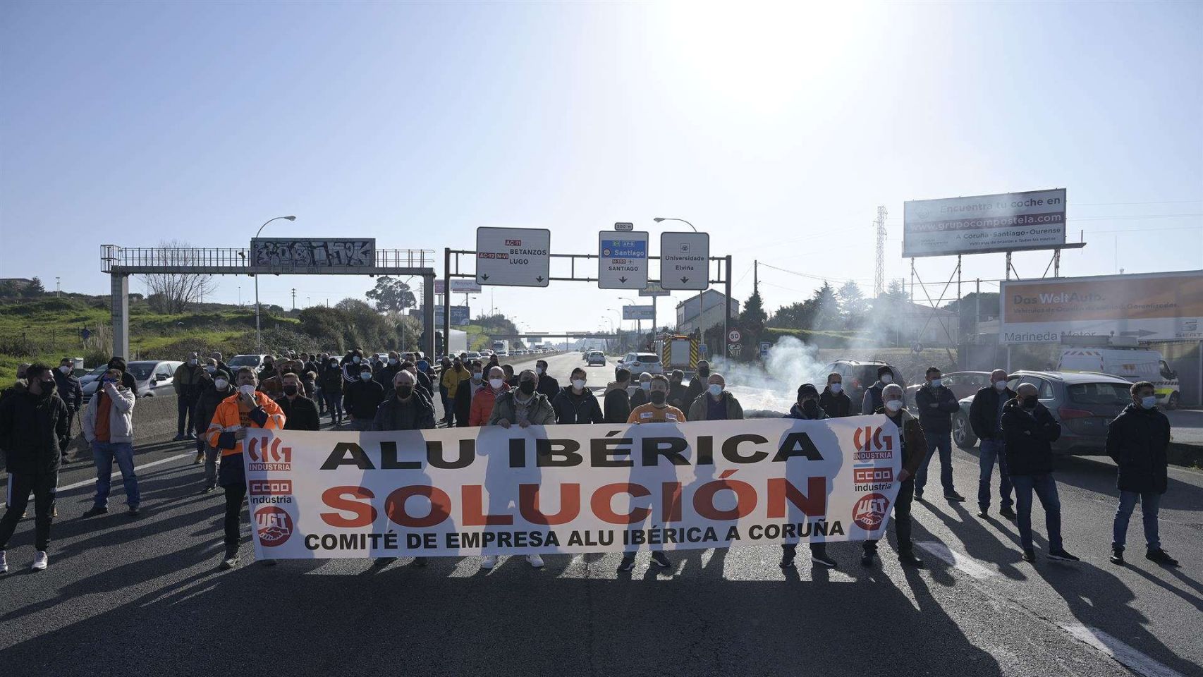 Trabajadores de la plantilla de Alu Ibérica durante una protesta.