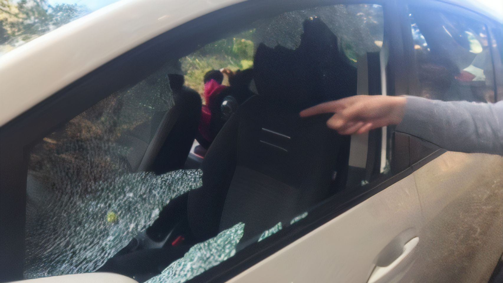 La ventana rota de uno de los coches en los que robaron en Seixo Branco, Oleiros (A Coruña).