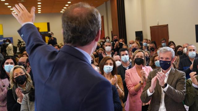 El presidente nacional del Partido Popular y del PPdeG, Alberto Núñez Feijóo, saluda tras presidir una reunión de la Junta Directiva del PP de Galicia.