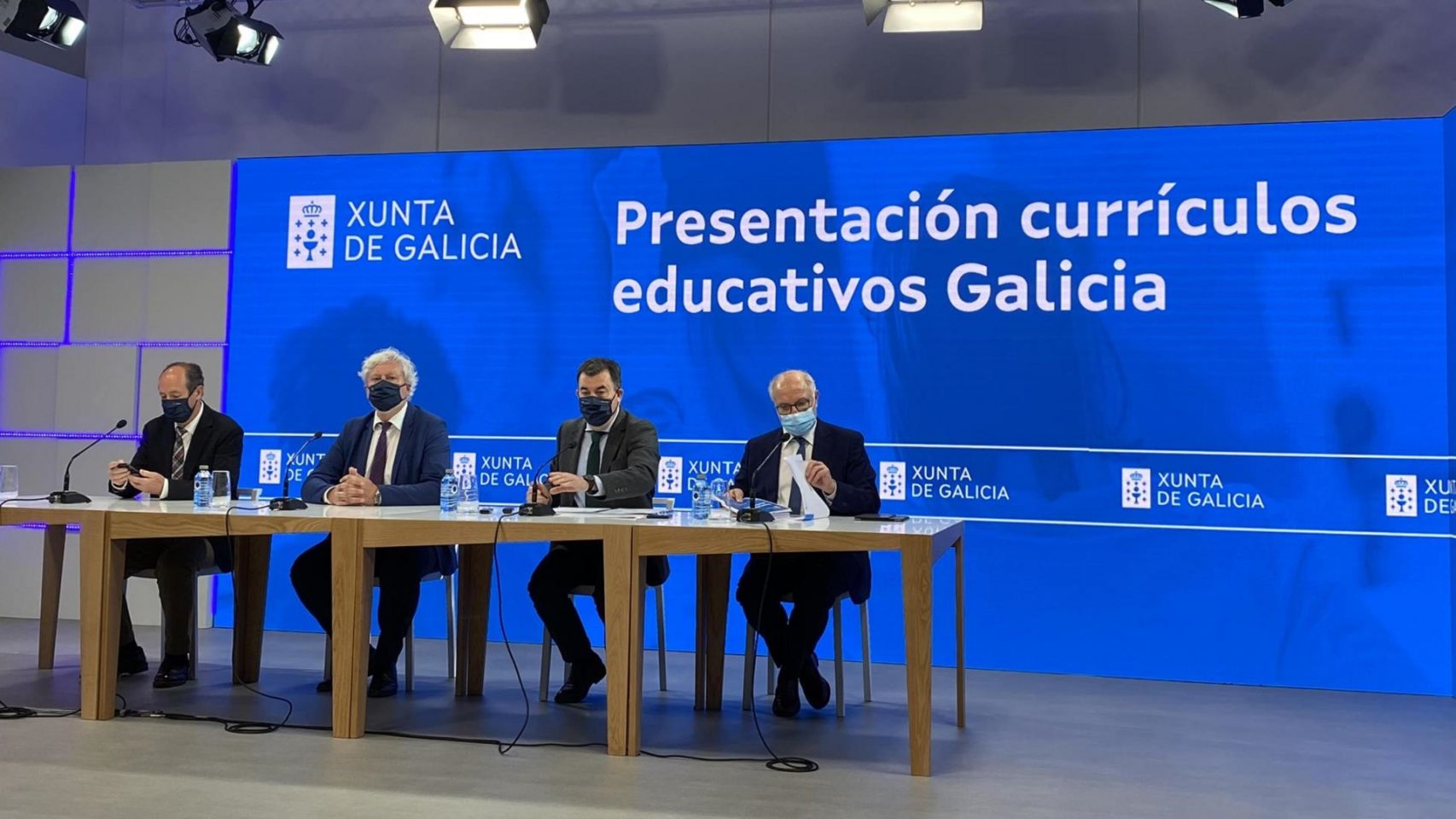 El conselleiro de Educación, Román Rodríguez, y su equipo presentan los nuevos currículos de enseñanza.