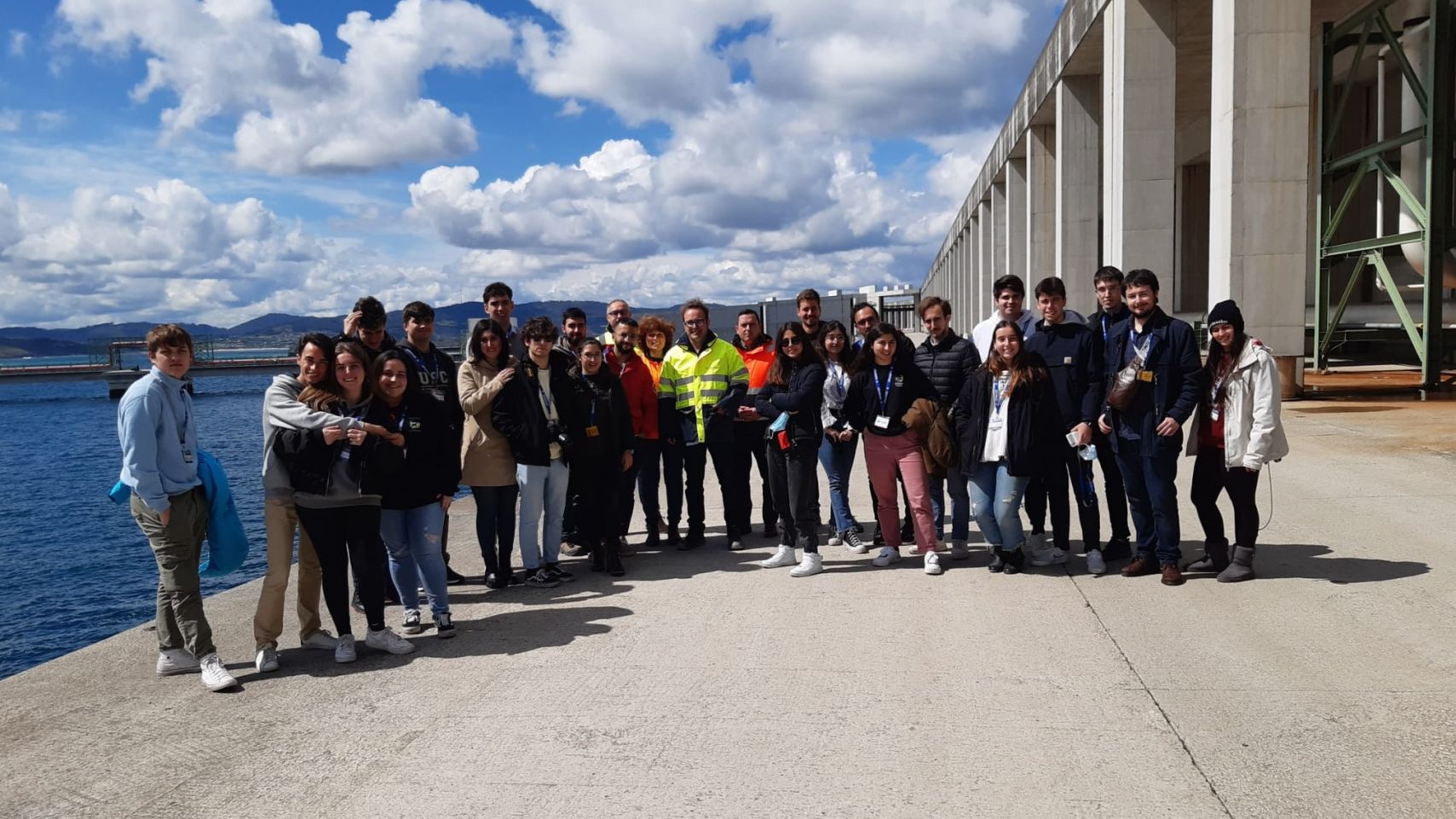 Estudiantes de ingeniería de Caminos visitan Langosteira, en A Coruña.