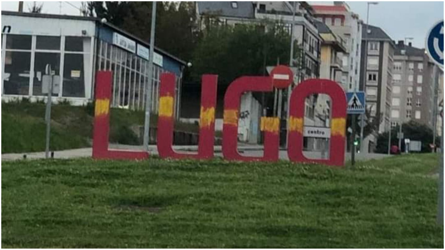 Letras de entrada a Lugo con pintadas.