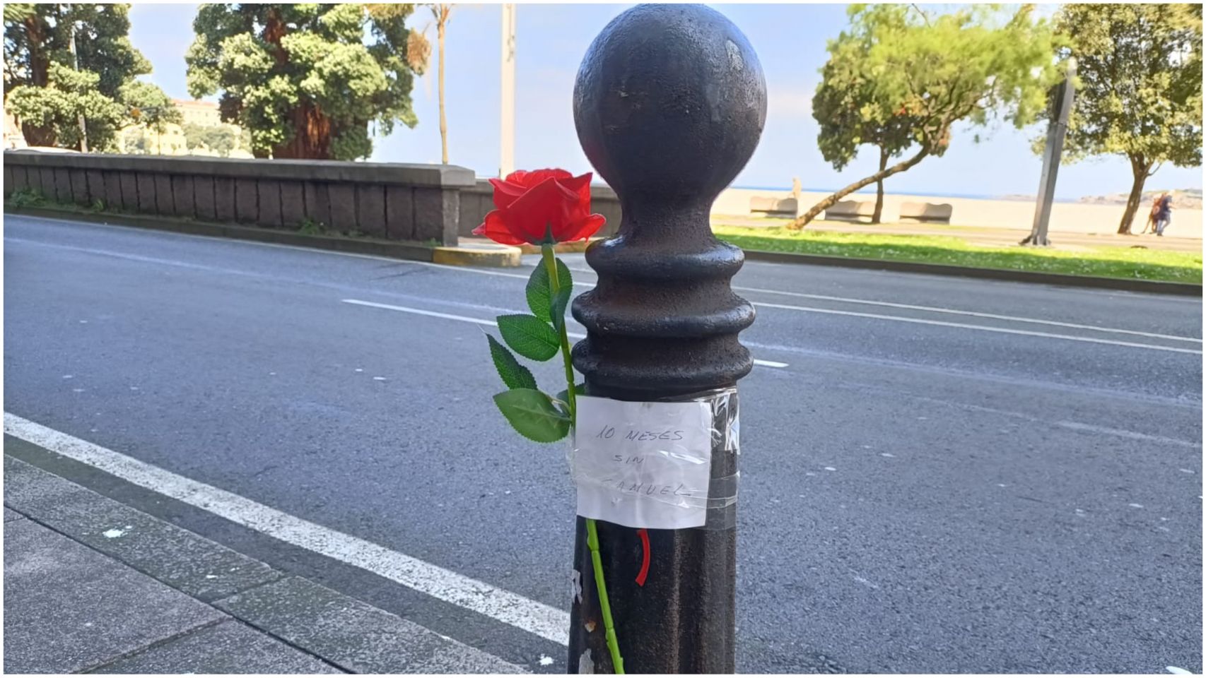 Un mensaje y una rosa en la calle donde Samuel recibió la paliza.