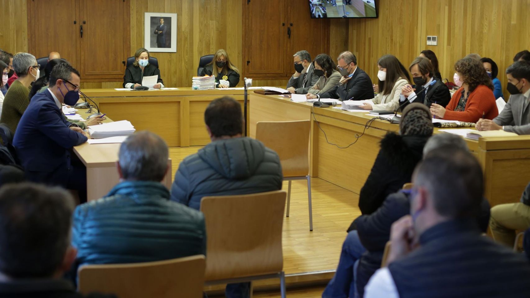 Acusados sentados en el banquillo en la vista de conformidad de la 'Operación Pollo', en la Audiencia Provincial de Lugo.