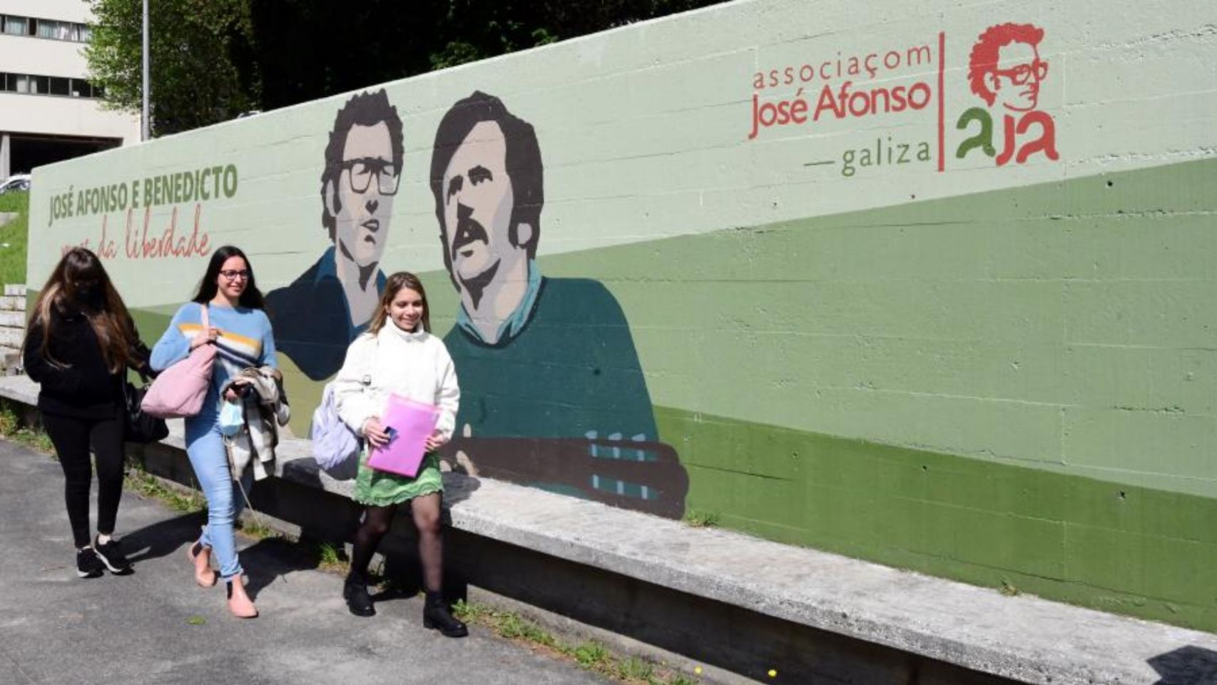Mural en homenaje a Zeca Afonso y Benedicto García Villar en Santiago.