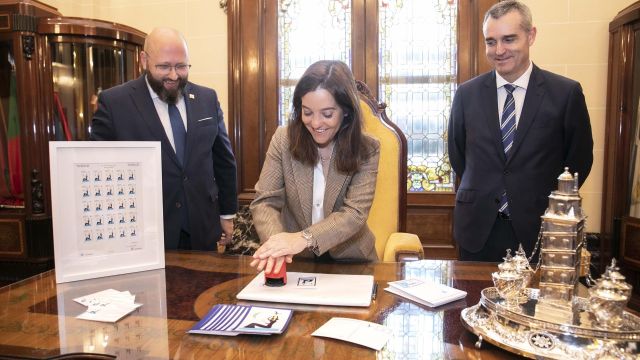 Inés Rey acuña el primer sello conmemorativo en homenaje a María Casares.