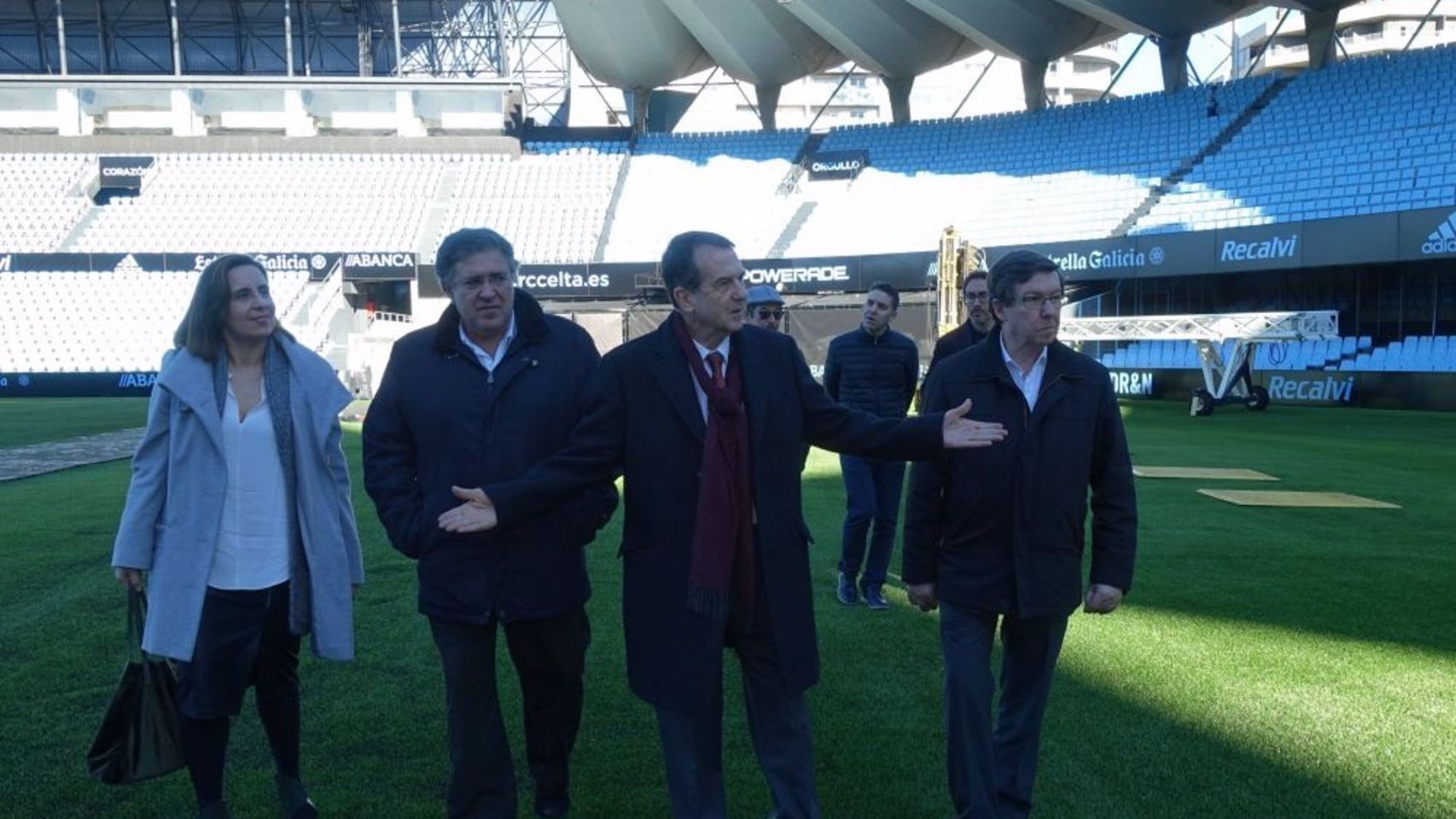 El alcalde de Vigo, Abel Caballero, con varios concejales, en el césped del estadio municipal Abanca Balaídos.