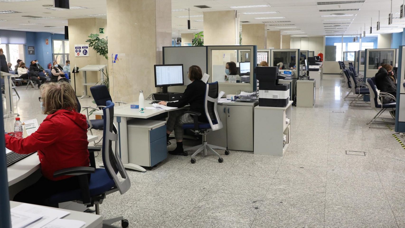 Varios empleados trabajan en una oficina de la Agencia Tributaria.
