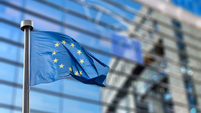 La bandera de la Unión Europea frente al edificio de la Comisión Europea en Bruselas, Bélgica.