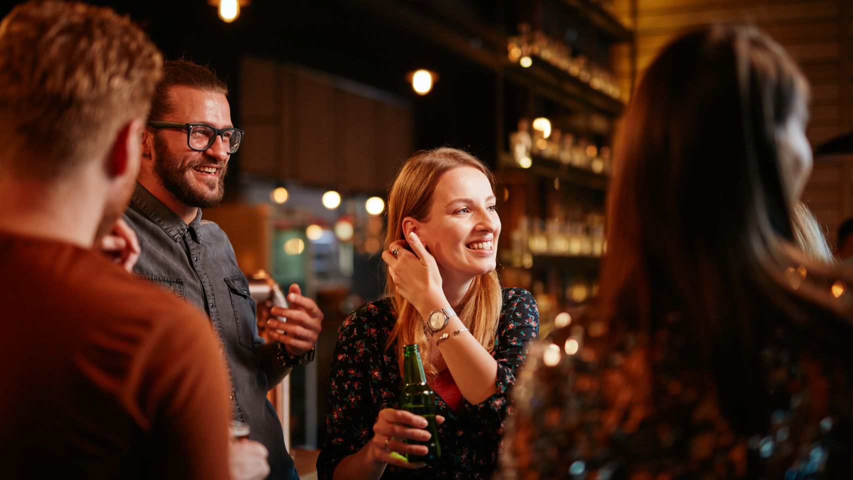 Personas en un bar en imagen de archivo.