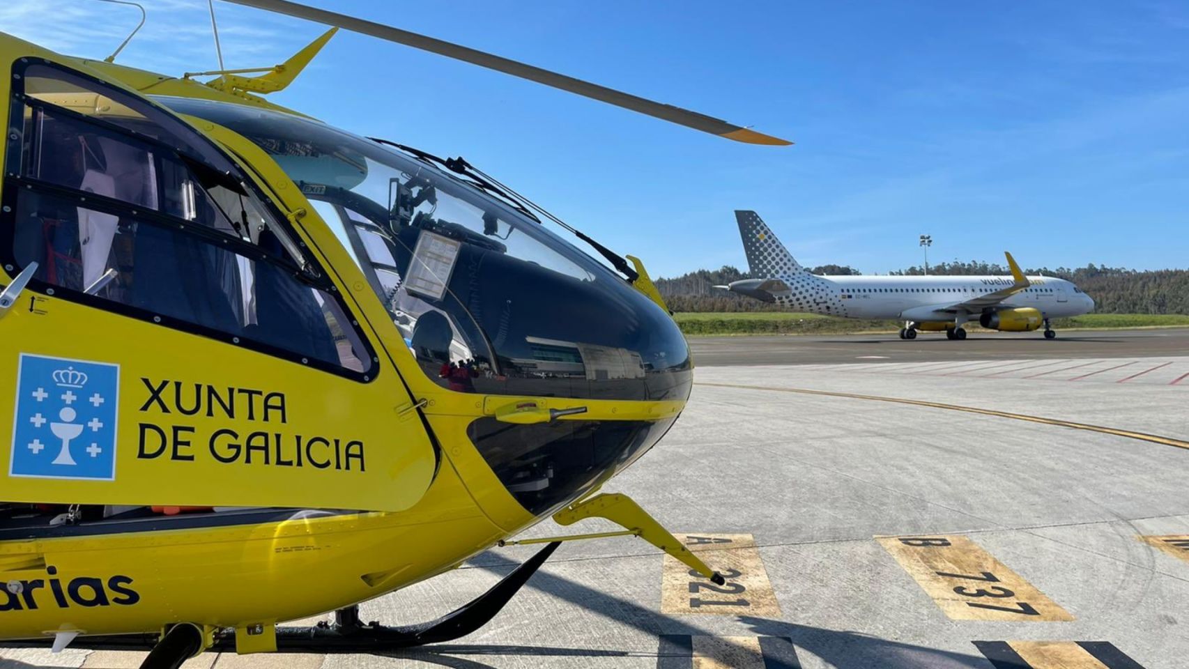 El helicóptero medicalizado en el Aeropuerto de Santiago.