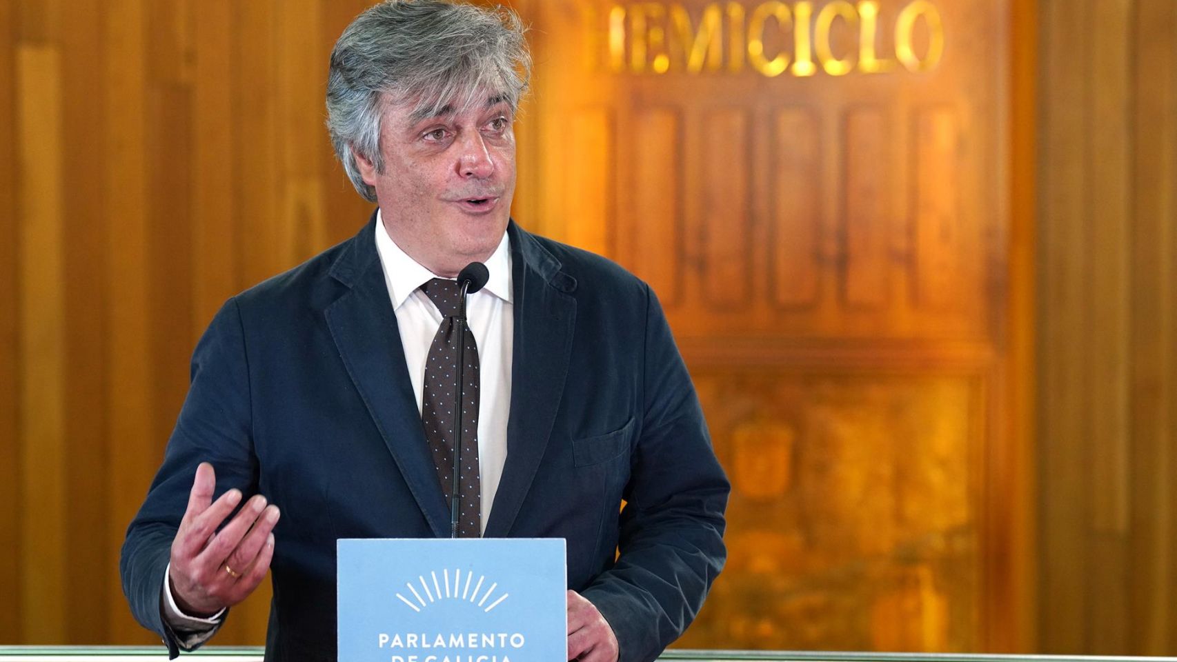 El portavoz parlamentario del PP de Galicia, Pedro Puy, en rueda de prensa durante la primera sesión de investidura.