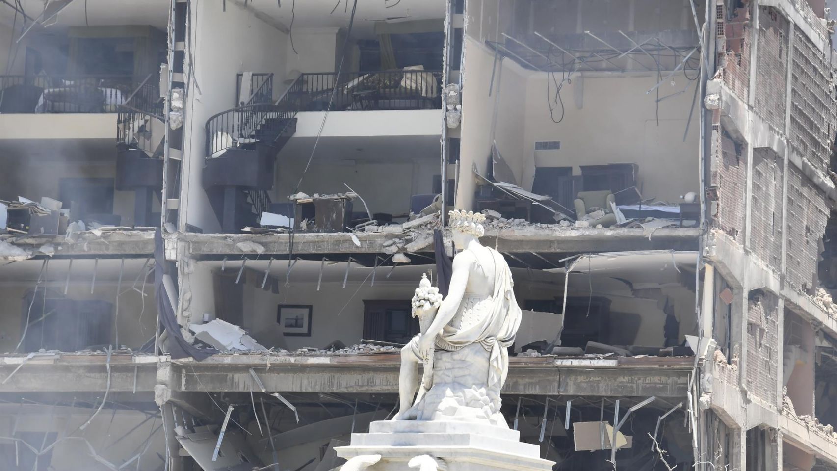 Daños provocados por una explosión en el Hotel Saratoga de La Habana.