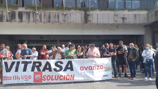 Concentración de trabajadores de la concesionaria Vitrasa frente al Ayuntamiento de Vigo.