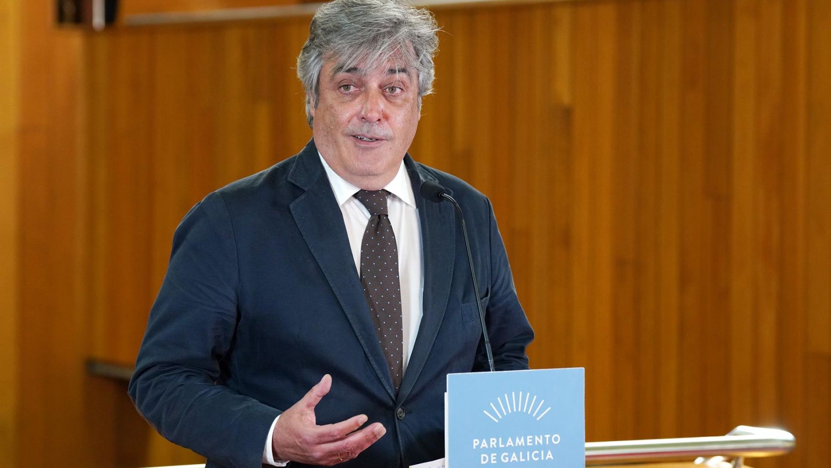 El portavoz parlamentario del PP de Galicia, Pedro Puy,  en una rueda de prensa durante la primera sesión de investidura.