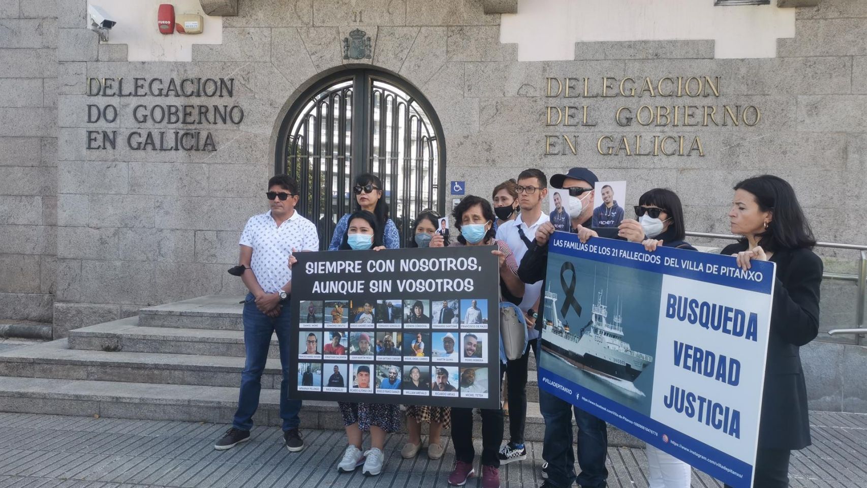 Protesta de los familiares de los 21 fallecidos en el naufragio del 'Villa de Pitanxo' ante la Delegación del Gobierno en Galicia, en A Coruña.