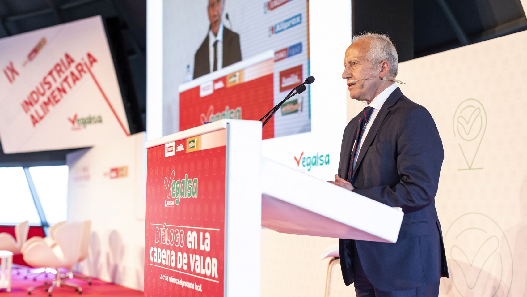Joaquín González, director general de Vegalsa-Eroski, en el IX Encuentro con la Industria Alimentaria