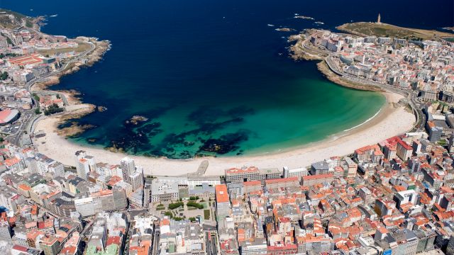 Vista aérea de A Coruña, con la ensenada del Orzán como protagonista