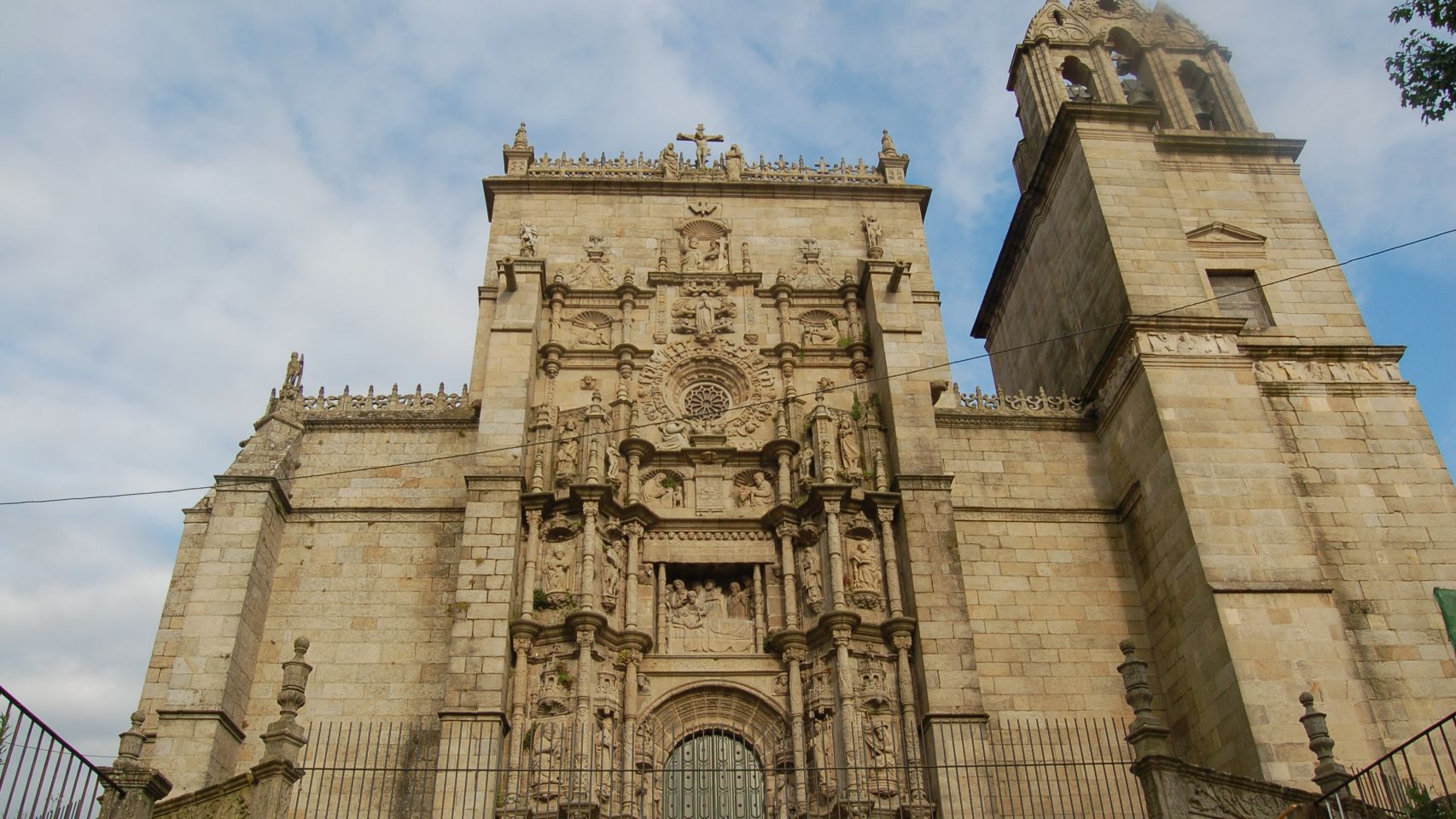 El funeral se celebra en la Basílica de Santa María la Mayor de Pontevedra.