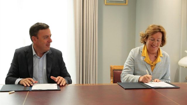Valentín González Formoso, y la rectora de la UIMP firman el convenio.