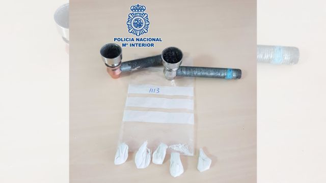 Efectivos intervenidos por la Policía Nacional tras desarticular tres puntos de venta y distribución de droga en el centro de Vilagarcía.