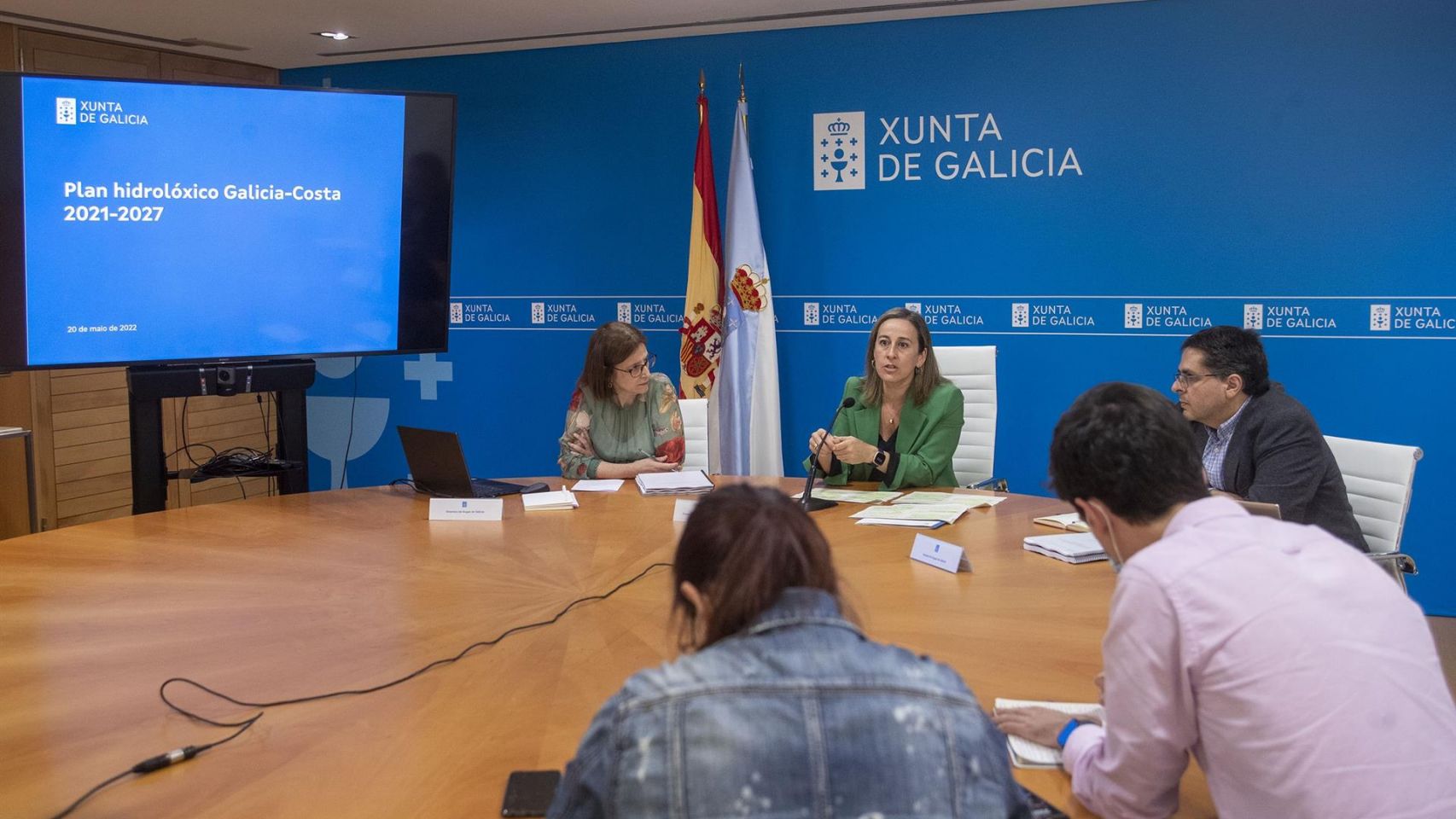 La conselleira de Infraestruturas e Mobilidade, Ethel Vázquez, junto con la directora de Augas de Galicia, Teresa Gutiérrez, y el gerente de la entidad Gonzalo Mosqueira.