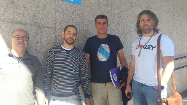 Representantes de la CUT en la planta de Stellantis en Vigo, a las puertas de los juzgados de la ciudad.