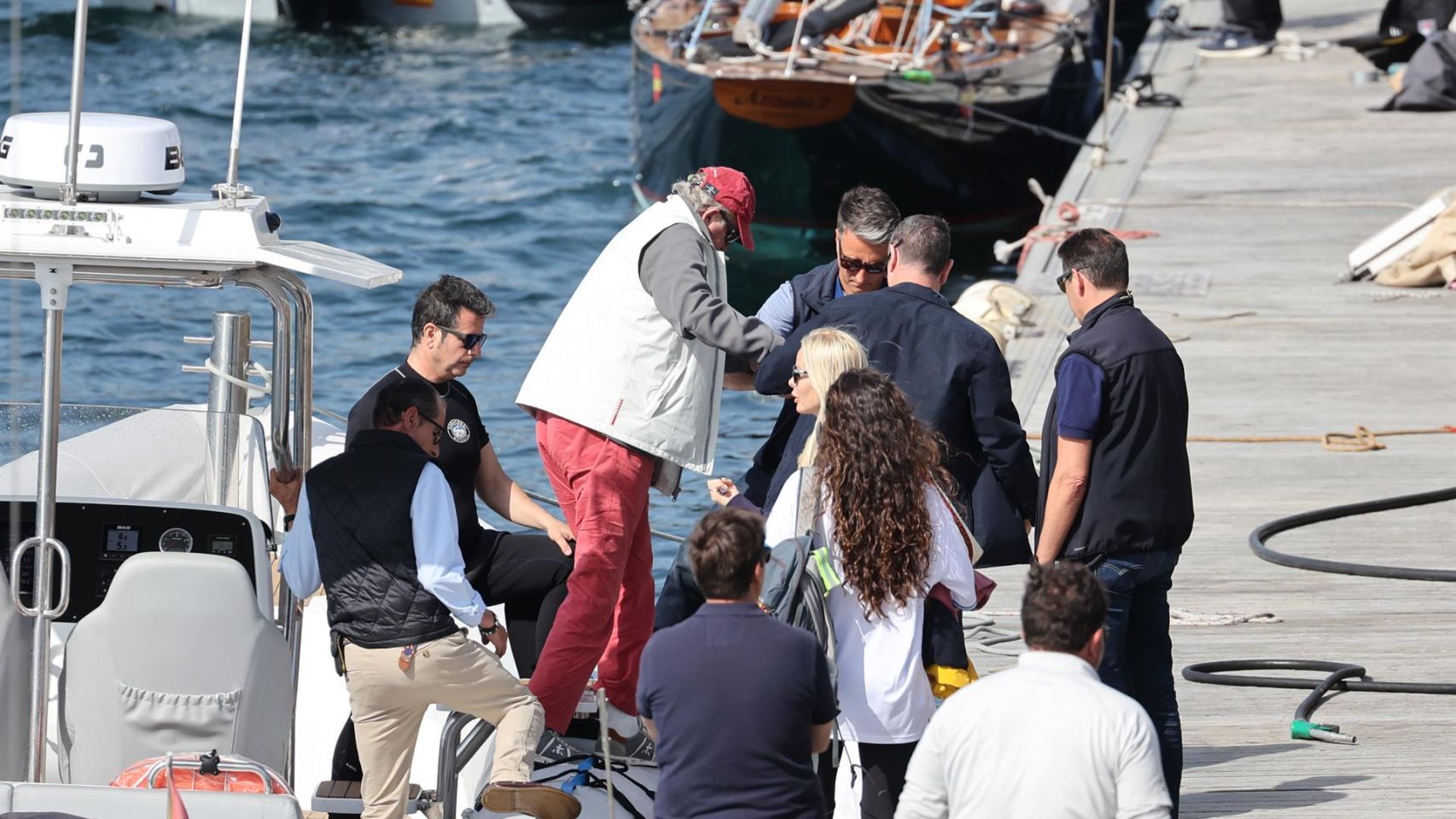Juan Carlos I desembarca de la lancha auxiliar con ayuda de la tripulación.